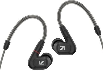 Černá sluchátka do uší Sennheiser IE 300, dva oválné špunty propojené šedým kabelem, pohled zepředu