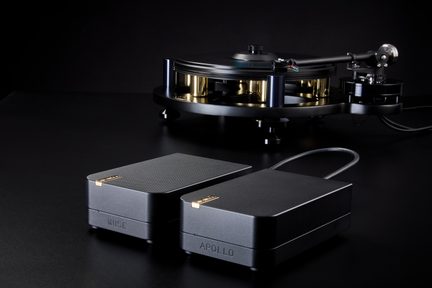Svart skivspelare i metall, gyllene pelare och synlig tonarm, två svarttexturerade enheter MUSE och APOLLO, sned vy