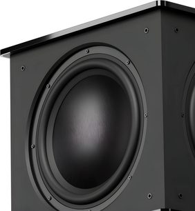 Subwoofer MartinLogan Grotto 15 v černém lesklém provedení, detailní pohled pod úhlem s velkým černým předním reproduktorem