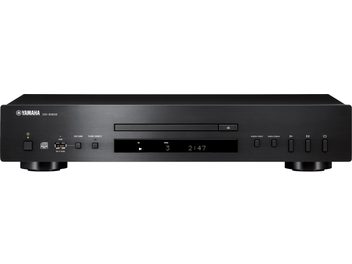 Odtwarzacz CD Yamaha CD-S303 w kolorze czarnym, widok z przodu, matowa czarna obudowa z wyświetlaczem, przyciskami i szufladą na płytę CD, 2 okrągłe nóżki