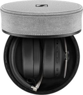 Sluchátka Sennheiser Momentum 3 Wireless v otevřené hi-fi verzi, černá barva, pohled shora, oválné polštářky z šedé látky, potažený náhlavní oblouk