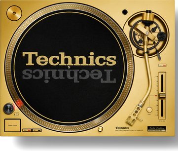 Zlatý gramofon Technics SL-1200M7GLE Gold Edition, pohled shora s černým talířem a zlatým přenoskovým raménkem