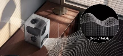 Průhledný Bluetooth reproduktor s designem kostky na dřevěném stole s vizuálem audia 24bit 96kHz