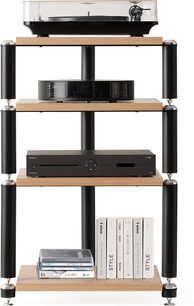 Hi-Fi mēbele Norstone Design Copenhagen ar melnu struktūru, 4 gaiša koka plauktiem, koniskiem kājiņām, uz kurām novietotas ierīces un grāmatas.