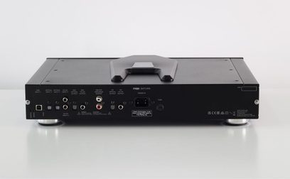 Rega Saturn MK3 sort CD-afspiller, frontvisning med knapper og display, placeret på en hvid overflade
