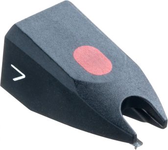 Diament do gramofonu Ortofon Stylus 7, widok perspektywiczny, czarne ciało, czerwona końcówka, biała strzałka