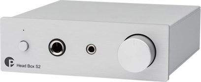 Предусилител за слушалки с високо качество Pro-Ject Head Box S2 в сребристо, перспективен изглед, правоъгълен корпус, предна страна от матиран метал, кръгло ротативно бутонче вдясно, две джек гнезда в центъра, малко бутонче отляво, лого и текст отпечатани долу вляво
