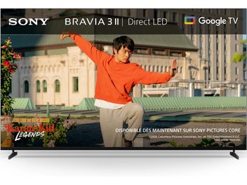 Televisor Sony BRAVIA 3 II de pantalla plana negro sobre patas finas, vista de frente con visual de Google TV y Karate Kid Legends