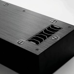 Innebygd subwoofer PMC Ci140 sub i børstet svart aluminium med svart beskyttelsesgitter og PMC-logo