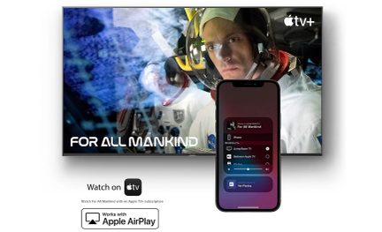Platte scherm met astronaut, zwarte smartphone met weergavemenu, logo's van Apple TV+ en Apple AirPlay, tekst "For All Mankind"