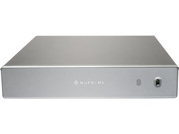 Amplificatore di potenza Nuprime AMG One argento, vista frontale, forma rettangolare allungata, facciata minimalista con logo e connettori