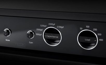 Фонокоректор Rega Aura MC чорний, вигляд спереду на панель керування з поворотними ручками Mute, Gain, Capacitance і Load