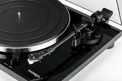 Thorens TD 201 svart lakkert platespiller, nærbilde ovenfra av tonearmen og den roterende tallerkenen