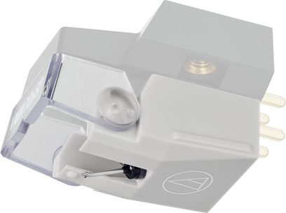 Plastový vinylový diamantový platinový gramofon Audio Technica AT-VMN70xSP v světle šedé barvě, průhledný přední kryt, viditelná jehla a cantilever, bílý trojúhelníkový logo na boku, pozlacené zadní konektory, pohled zepředu ze tří čtvrtin