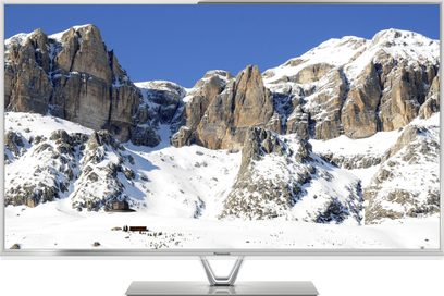 Panasonic TX-L47DT60E-fladskærm, der viser et snedækket bjerglandskab, placeret på en reflekterende overflade