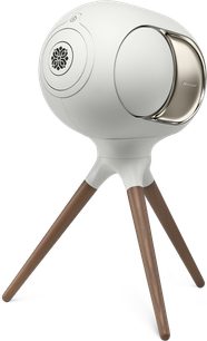 Piede Devialet TREEPOD finitura Light Pearl, treppiede in legno marrone, mozzo bianco, vista a tre quarti