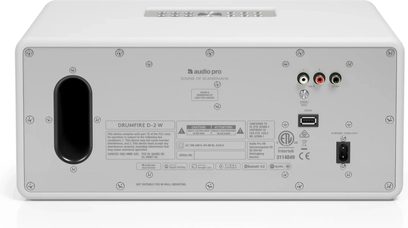 Biely inteligentný reproduktor Audio Pro Drumfire D-2 W, pohľad zozadu s bassreflexovým otvorom, konektormi a ovládacími prvkami na hornej strane