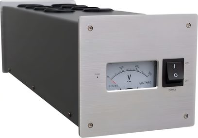 Taga Harmony PF-1000DC sølv overspændingsbeskyttet stikdåse, front i børstet aluminium med analog voltmeter og afbryder