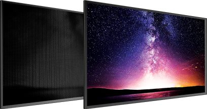 To flade TCL 65X925-skærme, der viser et billede af rummet med stjerner og et rosa-violet lys i midten