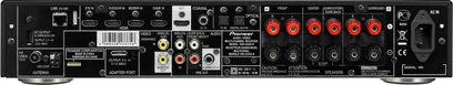 Frontpanel på en Pioneer VSX-S500 hjemmebiografsforstærker med mange stik, knapper og lysende indikatorer