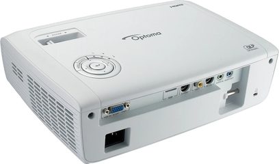 Optoma HD67N hvid projektor, set forfra og ovenfra, med tilslutninger på bagsiden og objektiv på forsiden
