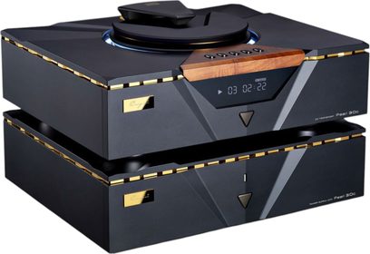 Reproductor de CD de alta fidelidad Cayin Pearl 30C con doble chasis apilado en metal negro mate con detalles dorados, inserto de madera en el panel superior y bandeja de CD circular en la parte superior, pantalla digital frontal, vista en tres cuartos desde el frente