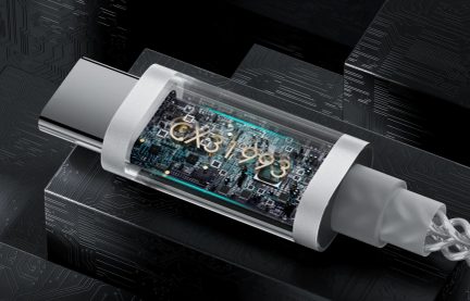 USB-C-pistik nähtava CX31993 kiibi, läbipaistva korpuse, hõbedaste servade ja punutud kaabliga