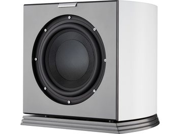 Ön üç çeyrek görünümlü, mat gri ahşap ön panelli, beyaz lake AudioVector RSUB Arreté subwoofer kasası, siyah dairesel geniş hoparlör, görünür vidalarla stratifiye taban üzerine monte edilmiş