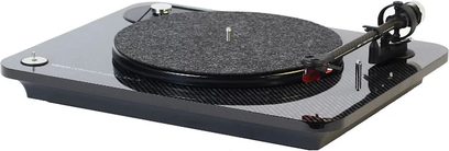 Elipson Chroma Carbon pladespiller, set oppefra, pladespindel i karbonfiber, sort tonarm, kontroller og fødder i sølvfarvet metal