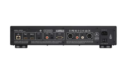 Närbild av baksidan på en svart Blu-ray-spelare i metall med Ethernet-port, två HDMI-utgångar, USB-port, koaxial och optisk digital ljudutgång, RS-232-kontakt, analoga XLR- och RCA-utgångar samt nätanslutning.