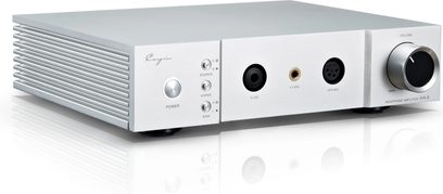 Preamplificatore per cuffie Cayin IHA-8 in alluminio argento spazzolato, vista tre quarti anteriore sinistra, lato sinistro dotato di alette di ventilazione, pannello frontale con pulsante di accensione luminoso, tre tasti selettori, tre uscite cuffie 6,35 mm, 4,4 mm e XLR a 4 poli, e un ampio potenziometro del volume a destra