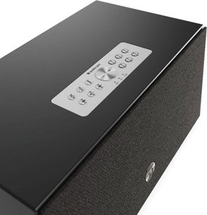 Trådløs, tilsluttet Audio Pro C10 MKII sort højttaler, set ovenfra med betjeningspanel med knapper på toppen