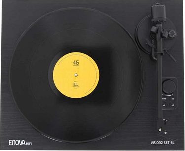 Enova HIFI Vision 2 SET sort pladespiller, set oppefra, sort pladebakke med gul 45 rpm-etiket, sort tonarm