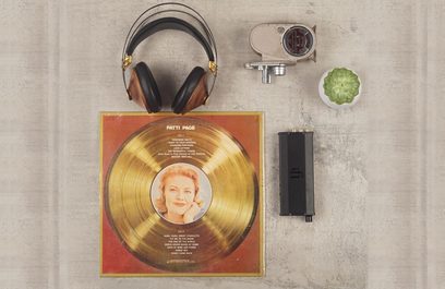 Convertisseur audio DAC iFi Audio Micro iDSD black Label, disque vinyle Patti Page, casque audio, plante succulente