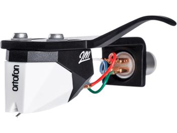 Ortofon 2M MONO 78 forlydsholder, monteret, set fra siden, sort og hvid krop, farvede stik, to sølvskruer