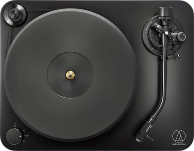Juoda „Audio Technica AT-LP7X“ vinilinė patefoninė plokštelė, vaizdas iš viršaus su plačiu disku ir S formos svirtimi ant matinio pagrindo