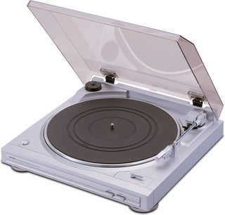 Denon DP-29F sølv pladespiller set fra 3/4 forfra, gennemsigtig støvlåg, sort pladetallerken