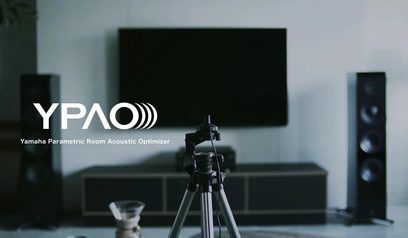Yamaha R-N1000A sort hi-fi stereoforstærker set forfra, stativ med YPAO-mikrofon til akustisk kalibrering