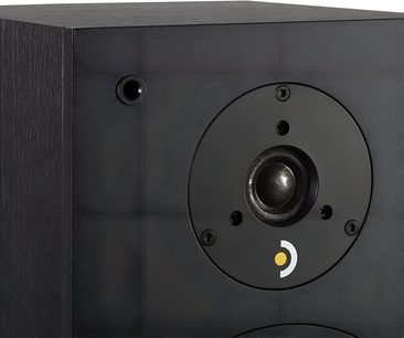 Reproduktor Davis Acoustics Ariane 2 v černé barvě, dřevěná skříň, detailní pohled zepředu s kalotkovým výškovým reproduktorem a předním basreflexovým otvorem