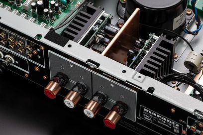 Ampli hi-fi stéréo Marantz PM-12SE argent doré, vue rapprochée de l'intérieur montrant les composants électroniques