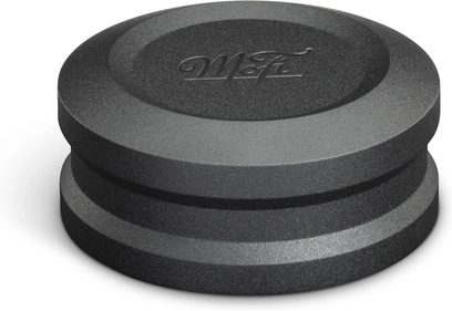 Натискащ диск MoFi Electronics Super Heavyweight с текстурирано черно покритие и гравирано лого MoFi, изглед от три четвърти