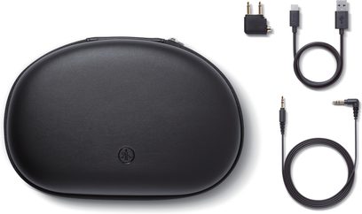 Åbent hi-fi hovedsæt Yamaha YH-E700A sort, set forfra med tilbehør, 3,5 mm jackstik og USB-C-kabler, transportetui