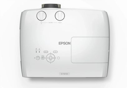 Epson EH-TW7100 -videoprojektori edestä kuvattuna, päällä kaksi säätörullaa ja useita painikkeita, väri valkoinen
