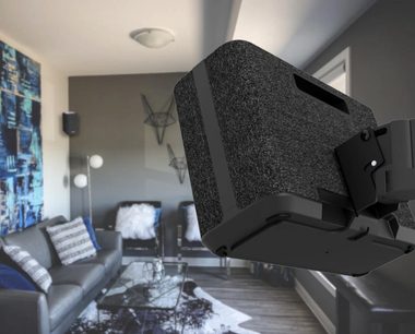 Cavus CMDH250 sort vægbeslag til Denon Home 250, trekvartbagudvendt billede, monteret på væggen i en moderne stue