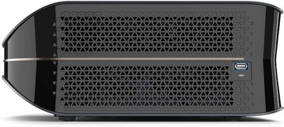 AWOL Vision LTV-3000 Pro videoprojektor i mat og lakeret sort plast, sidevisning med et stort trekantet ventilationsgitter i to sektioner adskilt af en tynd metallist og en USB-port med blå kant