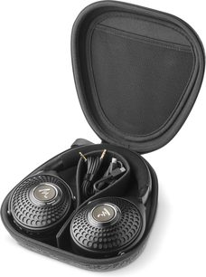 Căști hifi wireless Focal Bathys deep black în husă deschisă, căști circulare, cabluri audio și USB-C, vedere de sus