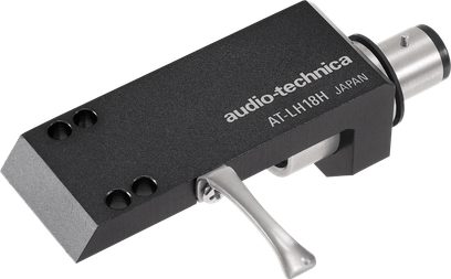 černý kovový přenoska headshell Audio Technica AT-LH18H pro vinyl, zobrazený z pohledu ze tří čtvrtin se stříbrnou páčkou