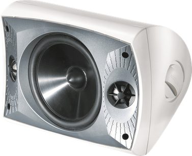 Altavoz exterior Stylus 370-SM, vista en perspectiva, carcasa blanca, 1 altavoz central negro, 2 tweeters negros, rejilla plateada