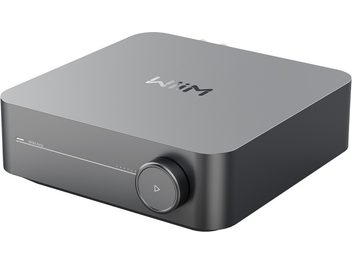 Stereo hi-fi ojačevalnik WiiM AMP temno sive barve z pravokotnim ohišjem zaobljenih vogalov, okroglim gumbom na sprednji strani