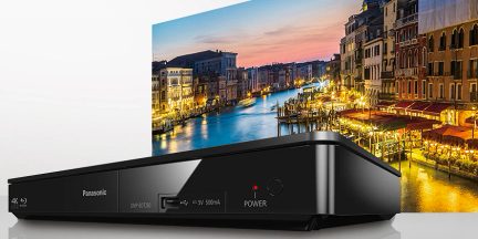 Sort multimedie-afkoder, forside, trekvartersperspektiv, der viser et billede af en oplyst venetiansk kanal ved tusmørke